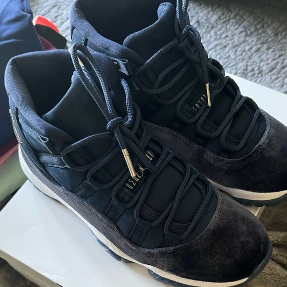 2022 women’s Air Jordan 11 Retro 'Midnight Navy Velvet' - Picture 7 of 9